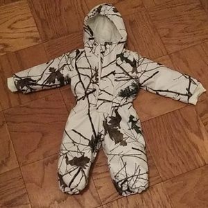 Unisex white camouflage snow suit trail crest